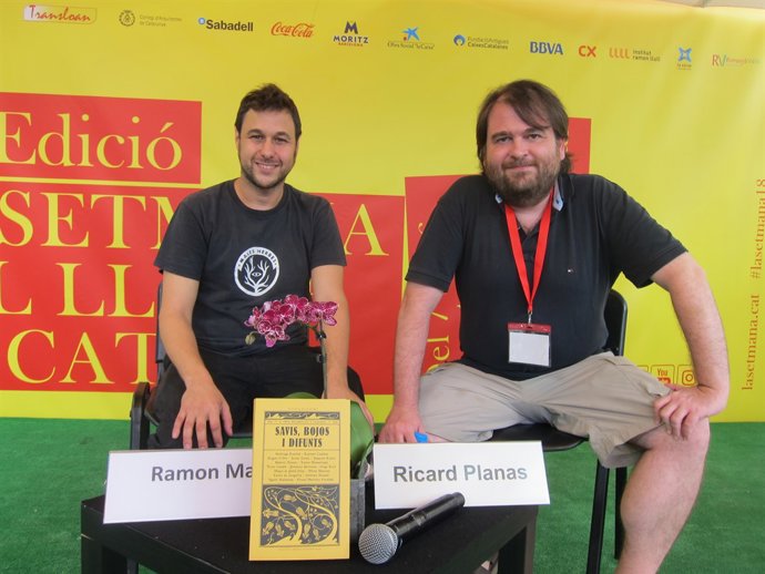L'editor Ramon Mas, al costat del també membre de Males Herbes, Ricard Planas