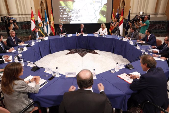 Los seis presidentes, y sus consejeros, se han reunido hoy en Zaragoza