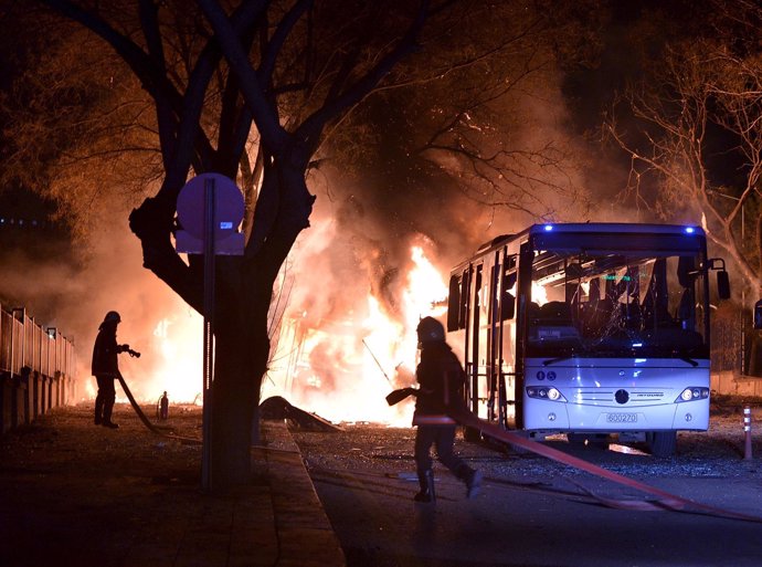 Los bomberos intentan extinguir un incendio tras el atentado de Ankara