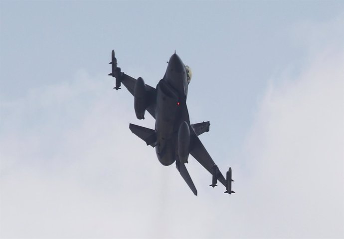 Un caza de la Fuerza Aérea turca se prepara para bombardear al PKK