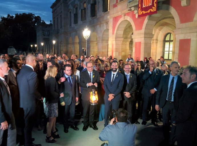 Ptes. Q.Torra i R.Torrent reben la Flama del Canigó en el Parlament: Diada