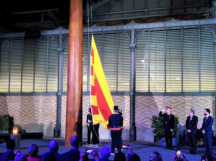 Diada 2018: hissada de bandera en el Born amb els ptes. Quim Torra i Roger Torre