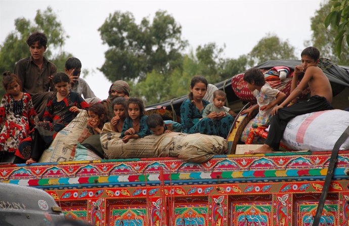 Refugiados afganos regresan a su país desde Pakistán