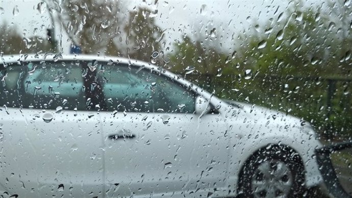 Lluvia en la ventana de un coche
