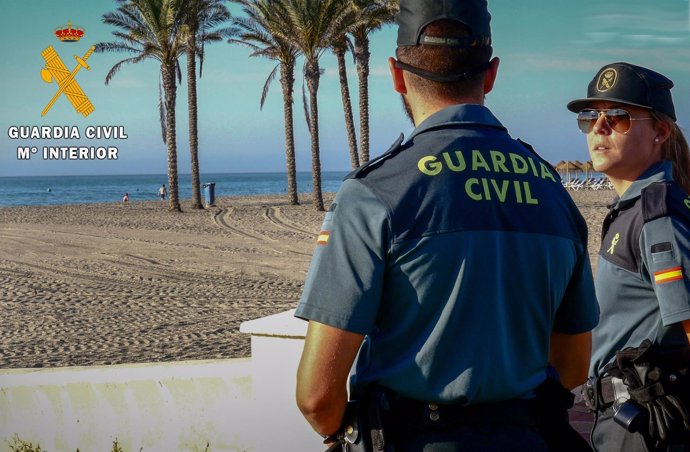 Agentes de Guardia Civil en Roquetas de Mar (Almería)
