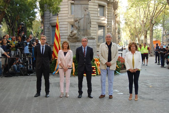 Membres del CAC a l'ofrena floral durant la Diada