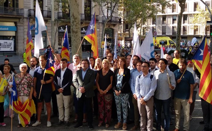  El Portavoz De Demòcrates, Antoni Castellà, (Centro) Junto A Miembros Del Parti