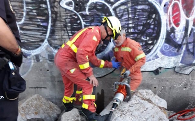 Bomberos rescatan a una joven en el cauce del Turia