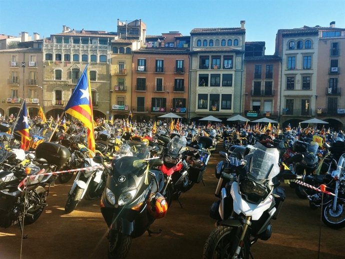 La plaça Major de Vic s'omple de motos en la Diada