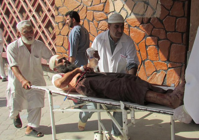 Policía afgano tras un atentado suicida en Kabul
