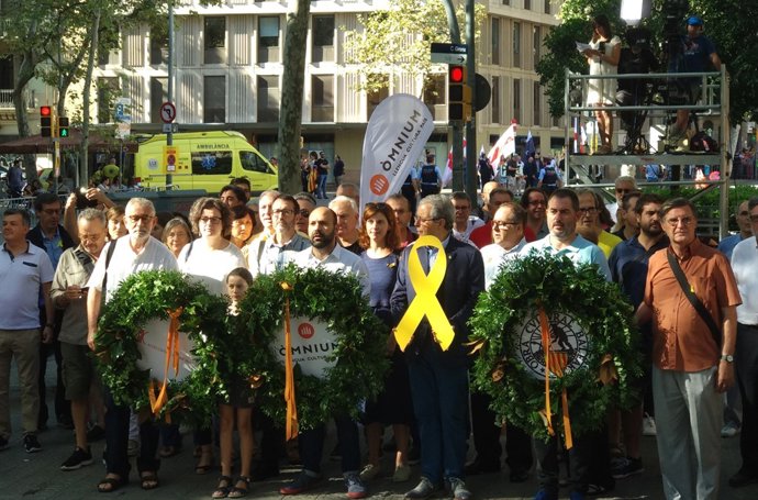 El vicepresident d'Òmnium, Marcel Mauri, (centre) amb membres de l'entitat