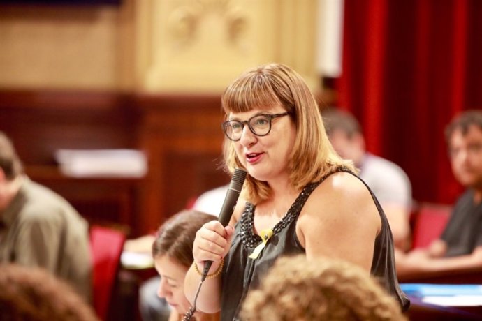 La vicepresidenta del Govern, Bel Busquets, con un lazo amarillo en el pleno