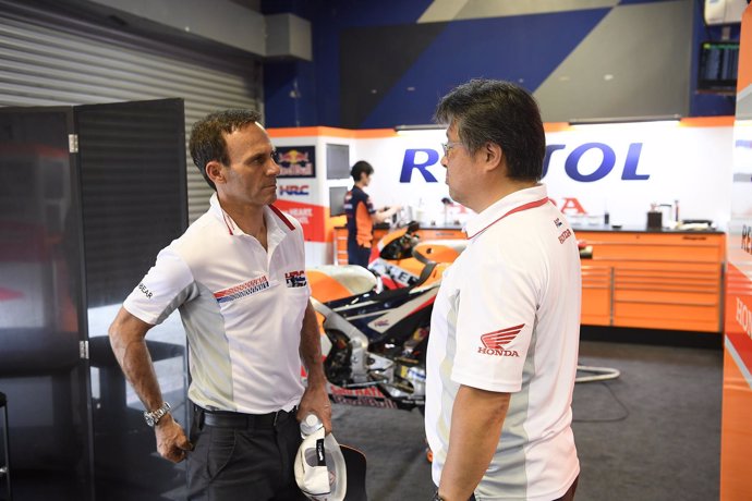 Alberto Puig charla con un miembro de Honda en el box