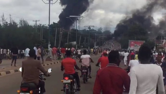 Humo y llamas por una explosión de gas en Lafia, Nigeria