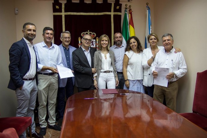 El presidente de la CHG, Joaquín Páez, junto a la Plataforma de Regantes Condado