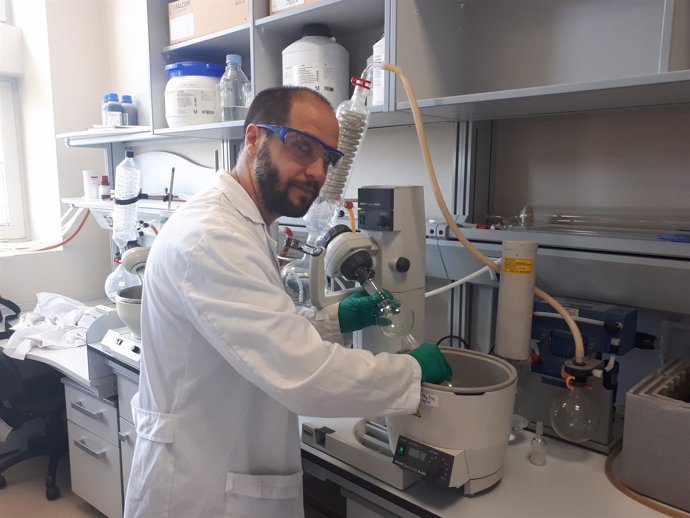 El doctor Pablo Peñalver, en el laboratorio.
