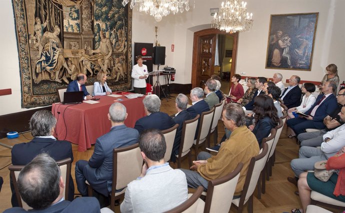 La presidenda Uxue Barkos de pie en el inicio de la sesión.