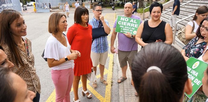 Navarro (PP) con padres de alumnos 