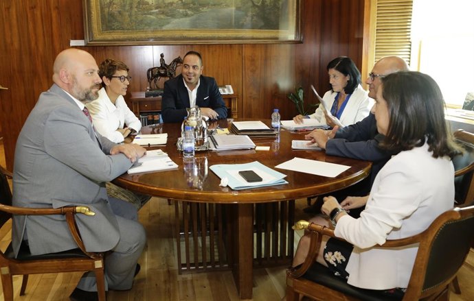 Reunión de representantes del PSN con Margarita Robles.