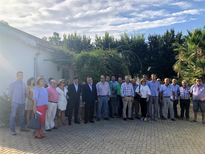 Zurera y Llamas (con trajes oscuros) con los beneficiarios de las ayudas