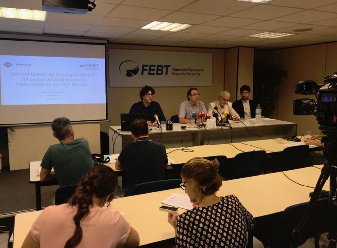 Investigadores de la UIB presentan un estudio sobre transporte de mercancías