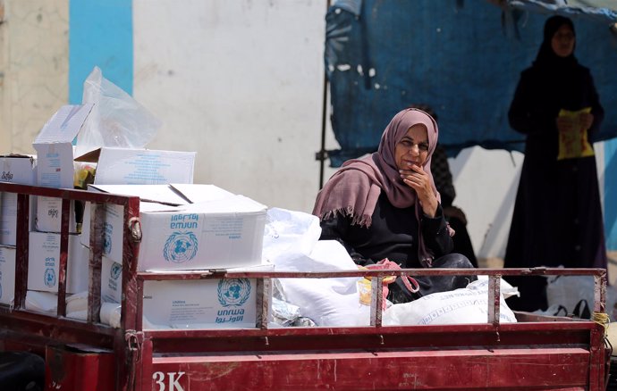 Una mujer palestina en un vehículo con ayuda de la UNRWA