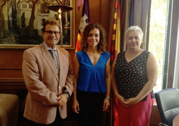 Rector de la UIB, L. Huguet, y delegada del Gobierno en Baleares, R. Sánchez