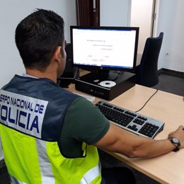 Policía Nacional frente a una pantalla de ordenador