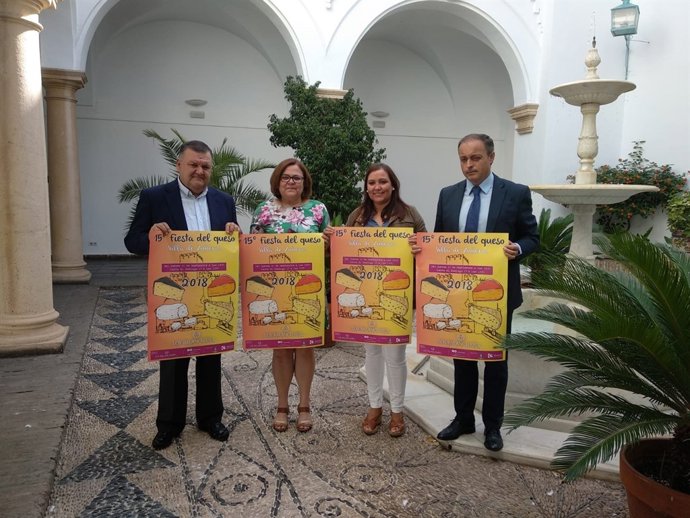 Carrillo (dcha.) y Zurera (izda.), presentan la Fiesta del Queso de Zuheros
