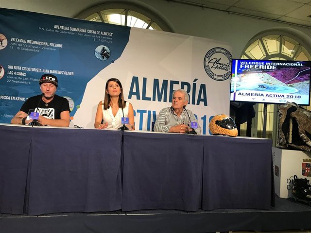 Ángeles Martínez, con el alcalde de Velefique y el organizador de la VIF.