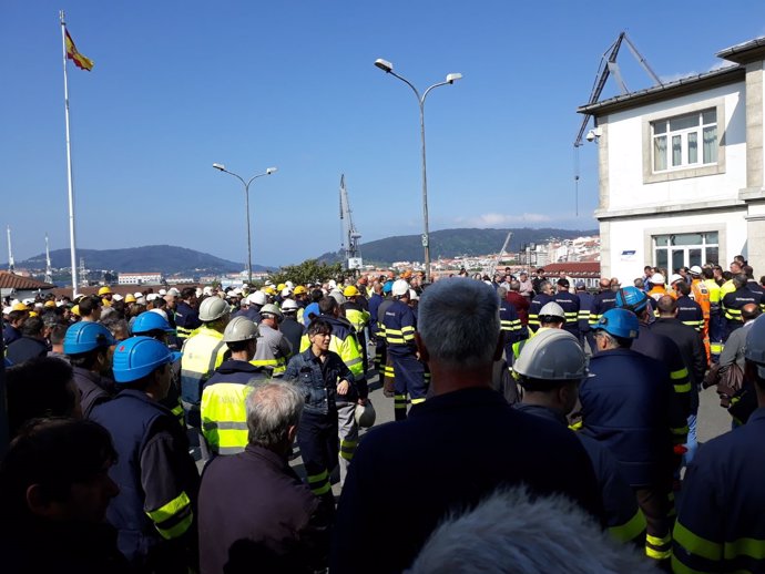 Trabajadores de Navantia en la Ría de Ferrol.