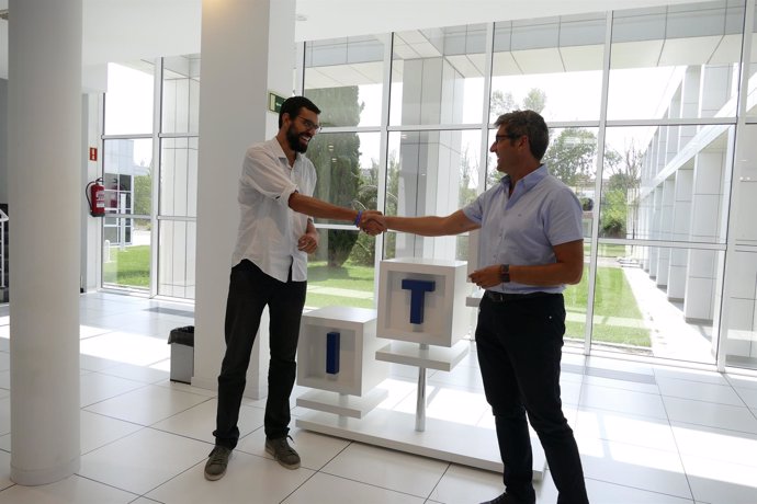 Fernández y Oliván tras firmar el acuerdo este lunes en la sede de ITAINNOVA 