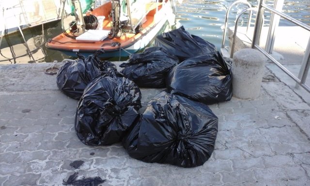 Las barcas de limpieza del litoral recogen 13,3 toneladas de residuos en agosto en Baleares