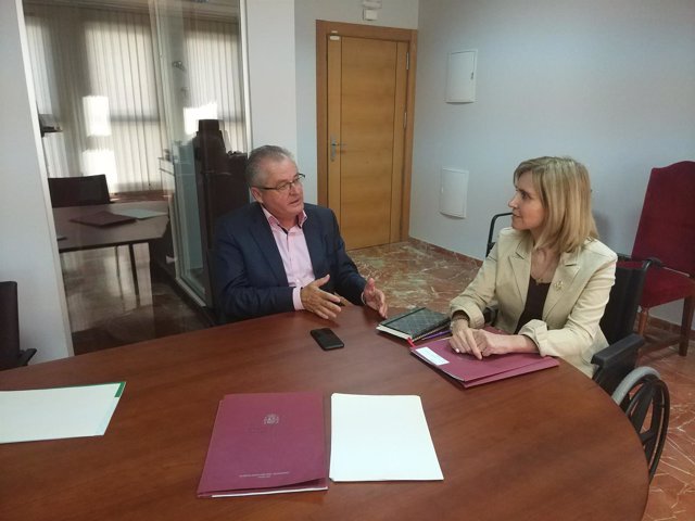 La subdelegada del Gobierno en Huelva, Manuela Parralo, y el delegado de Salud.