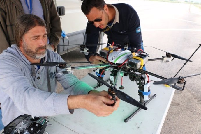  Ingenieros y pilotos de CATEC revisan un robot o dron antes de un vuelo