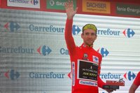 Yates defiende en la crono con solvencia su maillot rojo ante Valverde