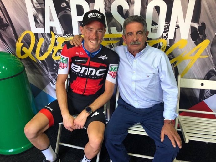 Revilla con Rohan Dennis, ganador de la contrarreloj 