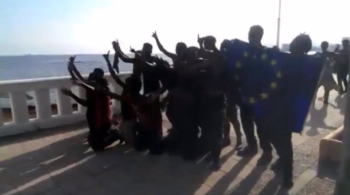 Migrantes celebran su salto a la valla de Ceuta