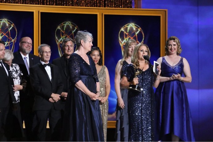 Miembros del JPL y líderes de la misión Cassini recogiendo el Emmy