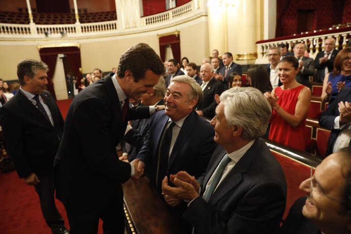 El presidente del PP, Pablo Casado, saluda a José Manuel Barreiro en el Senado