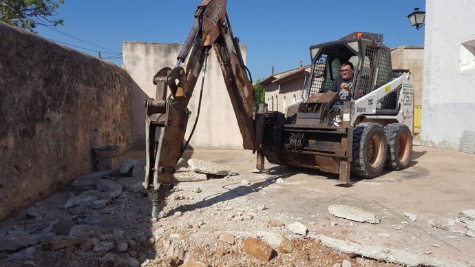 Tareas de excavación en la apertura de la fosa de Alaró
