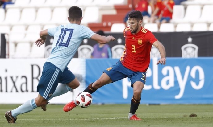 Alfonso Pedraza intenta desbordar a un rival en el España-Irlanda Sub-21