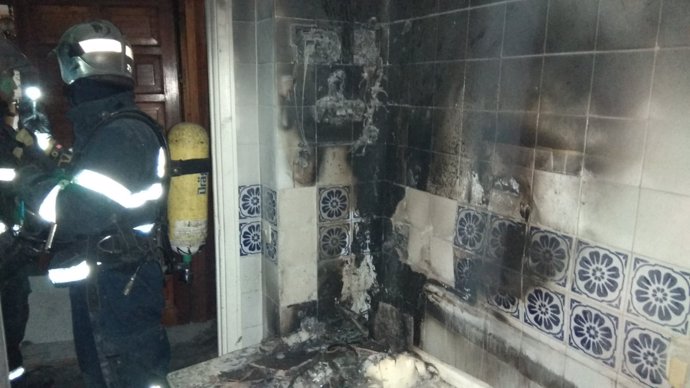 Estado en el que ha quedado la vivienda incendiada en Cádiz
