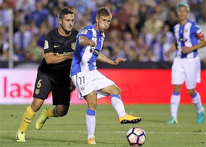 Koke intenta robar un balón a Szymanowski en un Leganés-Atlético 