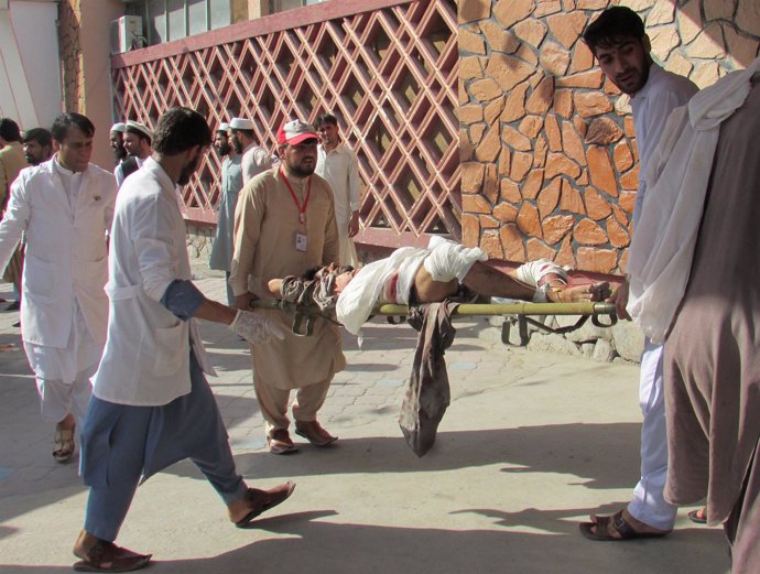 Afganos llevan a un hombre herido a un hospital después de un ataque 