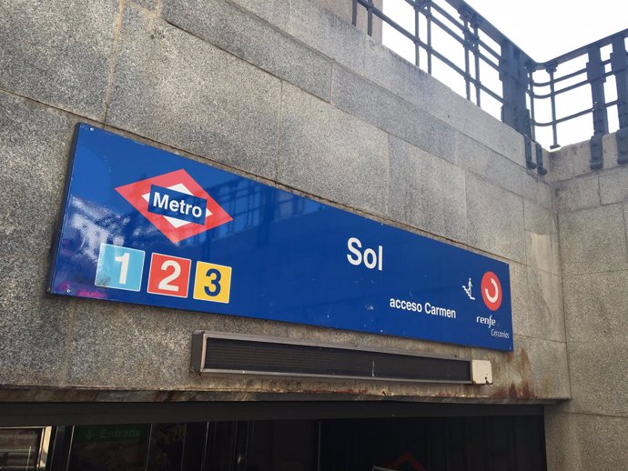 Fotos de recurso de la estación de metro y cercanías de Sol y de la Puerta del S