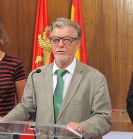 El alcalde de Zaragoza, Pedro Santisteve, en un acto hoy en el Ayuntamiento