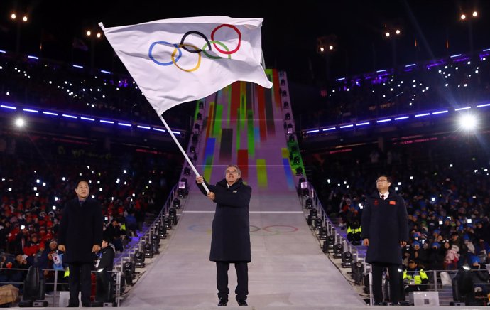 Thomas Bach Juegos Olímpicos Invierno Pyeongchang ceremonia clausura bandera
