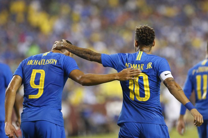 Neymar y Richarlison celebran uno de los goles de Brasil