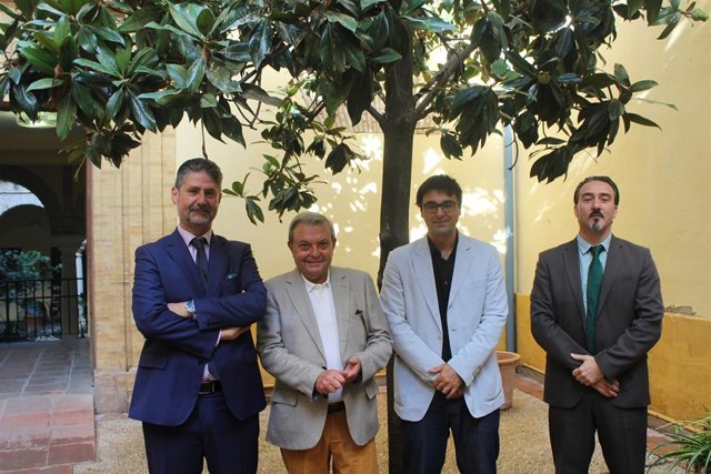 Alcalde (segundo por la izda.) y Cañadilla (izda.), durante la presentación